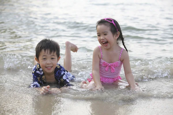 Chlapec Dívka Hraje Vodou Pláži — Stock fotografie