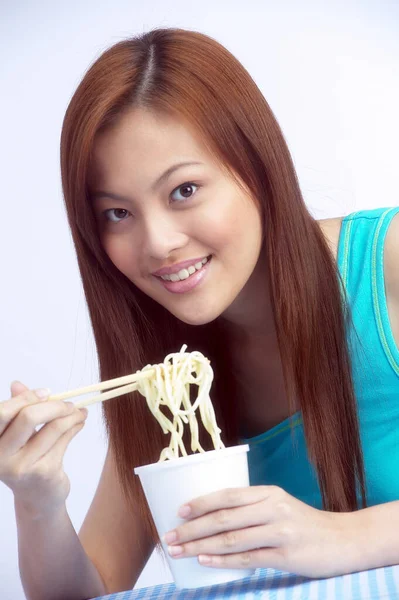 Mujer Comiendo Fideos Instantáneos — Foto de Stock