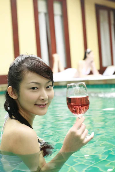 Donna Che Gode Bicchiere Vino Rosso Piscina — Foto Stock