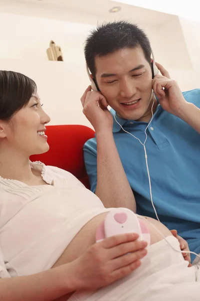 Homme Écoutant Musique Avec Une Femme Enceinte Ses Côtés — Photo