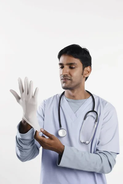 Doctor Poniéndose Guante Quirúrgico — Foto de Stock