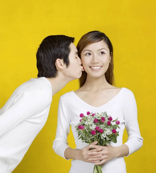 Frau Bekommt Blumenstrauß Und Kuss Von Ihrem Freund — Stockfoto