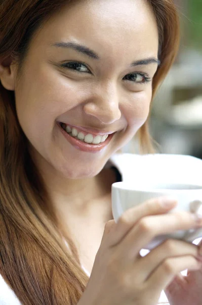 Donna Che Tiene Una Tazza Sorridente Alla Macchina Fotografica — Foto Stock