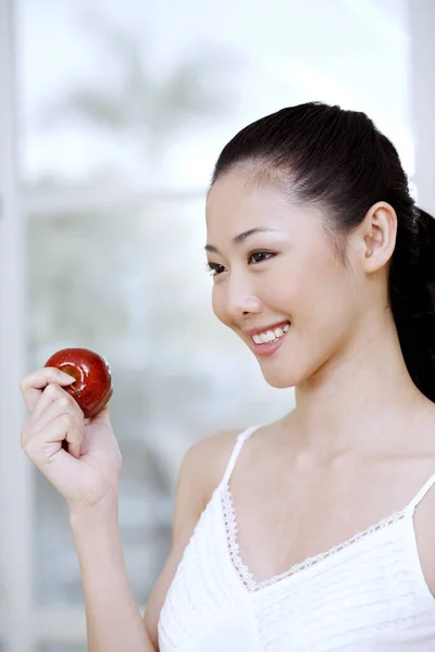 Mujer Con Una Manzana Roja —  Fotos de Stock