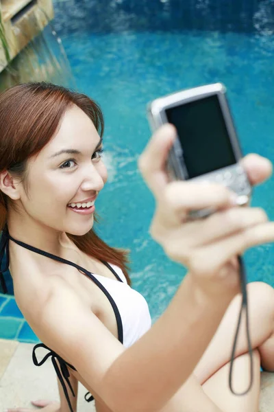 Woman Taking Self Picture Poolside — Stock Photo, Image