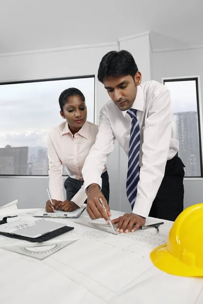 Architect Tekenen Plan Vrouw Kijken — Stockfoto