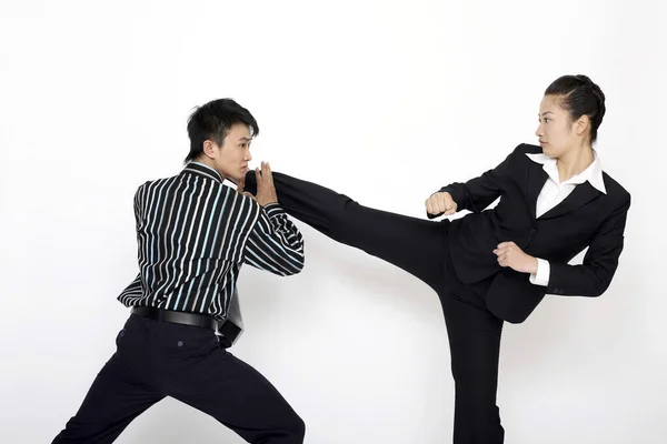Üzletember Üzletasszony Harcművészetet Gyakorol — Stock Fotó