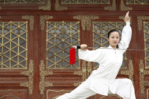 Mujer Practicando Artes Marciales Con Una Espada —  Fotos de Stock