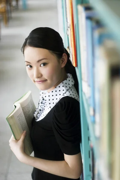 Mujer Joven Leyendo Libro Biblioteca —  Fotos de Stock