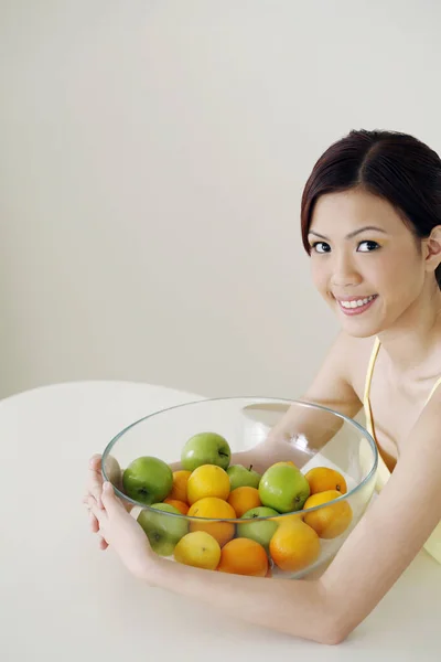 Donna Con Una Ciotola Frutta — Foto Stock