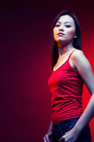 Vrouw Rood Top Poseren Een Rode Achtergrond — Stockfoto