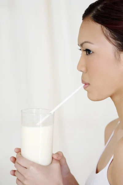 麦藁を飲みながら牛乳を飲む女 — ストック写真