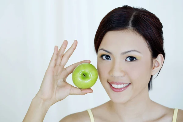 Mujer Con Manzana Verde —  Fotos de Stock