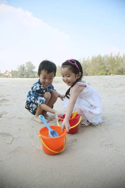 Мальчик Девочка Играют Песком Пляже — стоковое фото