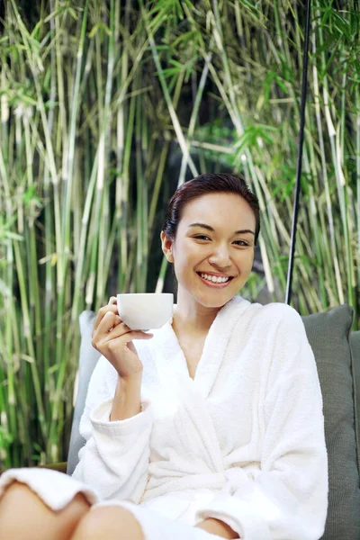 Mujer Albornoz Disfrutando Una Taza Café —  Fotos de Stock