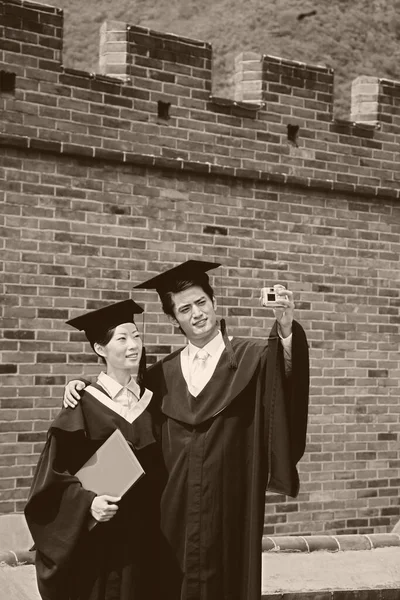 Hombre Mujer Batas Graduación Tomando Fotos Juntos —  Fotos de Stock