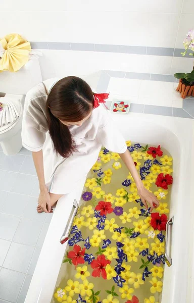Woman Preparing Flower Bath — Stock Photo, Image