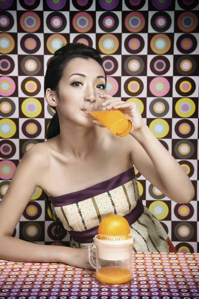 Kobieta Pijąca Sok Pomarańczowy — Zdjęcie stockowe