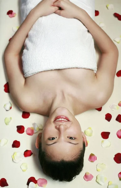 Woman Towel Lying Back Flower Petals Scattered Everywhere — Stock Photo, Image