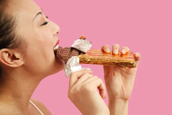 Kobieta Jedząca Czekoladę — Zdjęcie stockowe