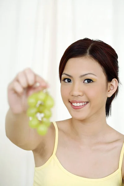 Vrouw Bedrijf Groene Druiven — Stockfoto