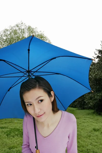 Mulher Segurando Guarda Chuva — Fotografia de Stock