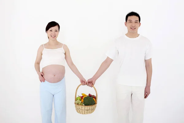 Těhotná Žena Muž Drží Koš Ovoce Zeleniny — Stock fotografie