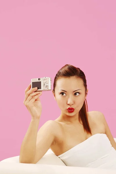 Woman Taking Self Picture Digital Camera — Stock Photo, Image