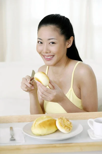 Mujer Disfrutando Desayuno —  Fotos de Stock