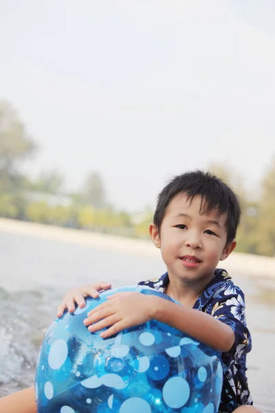 Boy Abrazando Balón Playa — Foto de Stock