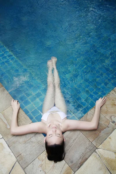 放松的游泳池边上的女人 — 图库照片
