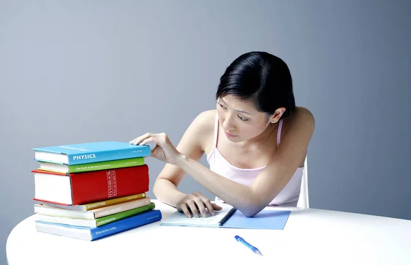 Estudiante Buscando Libro —  Fotos de Stock