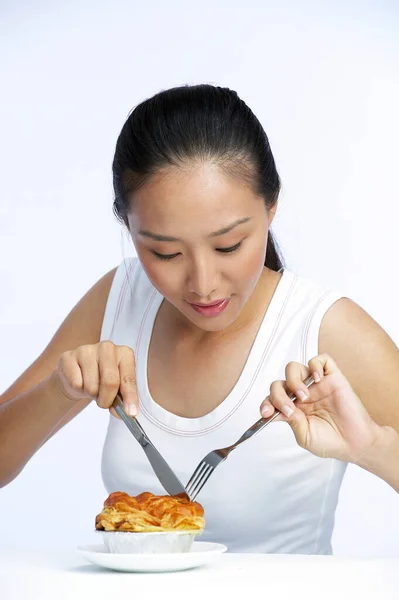 Mulher Desfrutando Uma Torta Gourmet — Fotografia de Stock