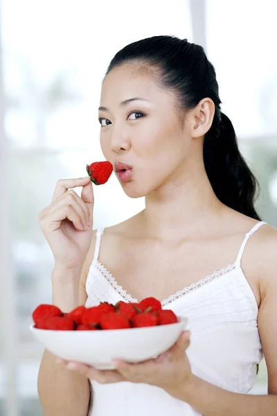 イチゴのボウルを持つ女性 — ストック写真