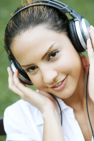 Frau Hört Musik Mit Kopfhörern — Stockfoto