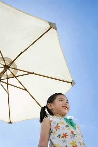 Dívka Stojící Pod Plážovým Deštníkem — Stock fotografie