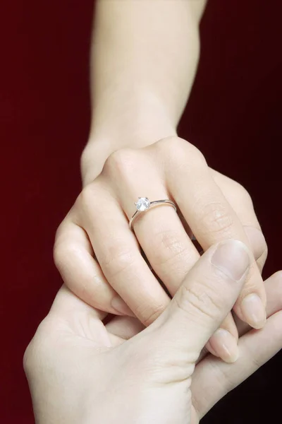 Anéis Casamento Nas Mãos Mulher Com Anel Ouro Close — Fotografia de Stock