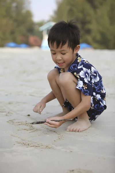 Chico Jugando Con Arena Playa — Foto de Stock