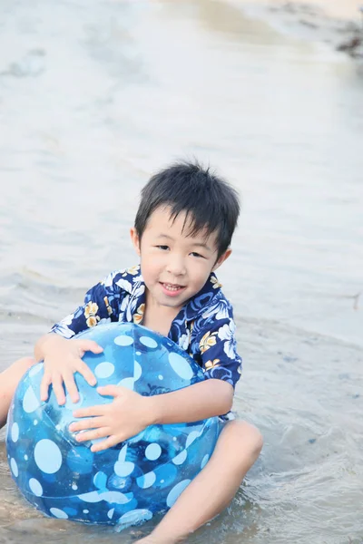 Boy Abrazando Una Pelota Playa —  Fotos de Stock