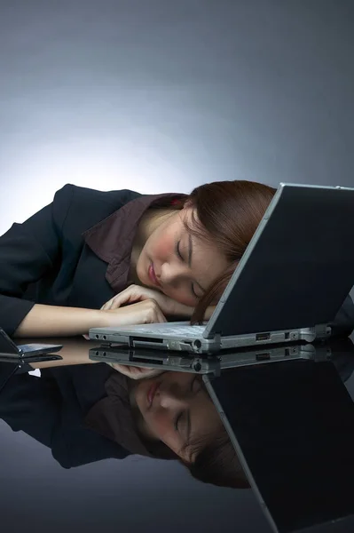 Trött Affärskvinna Slumrade Till När Hon Jobbade Kontoret — Stockfoto