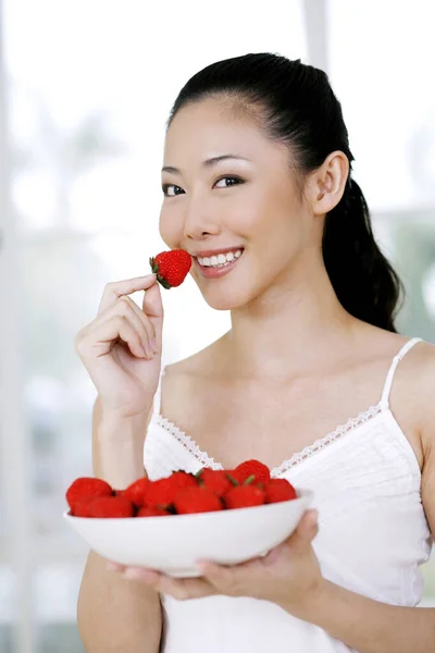 Mujer Con Tazón Fresas —  Fotos de Stock