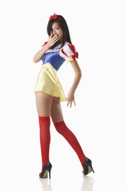 Pamuk Prenses kostümlü kadın kameraya poz veriyor.