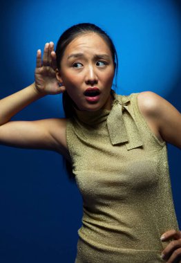 Kadın daha net bir ton elde etmeye çalışıyor.