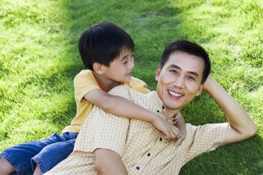 Baba oğul parkta vakit geçiriyorlar.