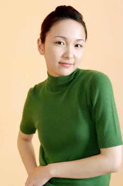 Kameraya poz veren kadın.