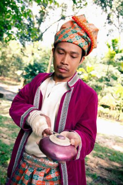 Adam tepeye çıkmaya hazırlanıyor.