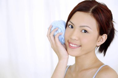 Banyo süngeri olan kadın.