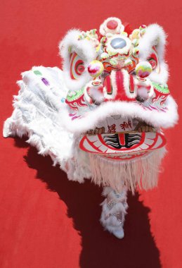 Beyaz aslan kostümlü oyuncular