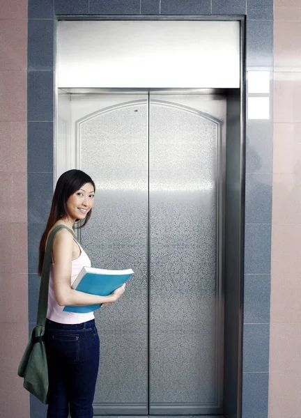 Жінка Студент Чекає Ліфт — стокове фото