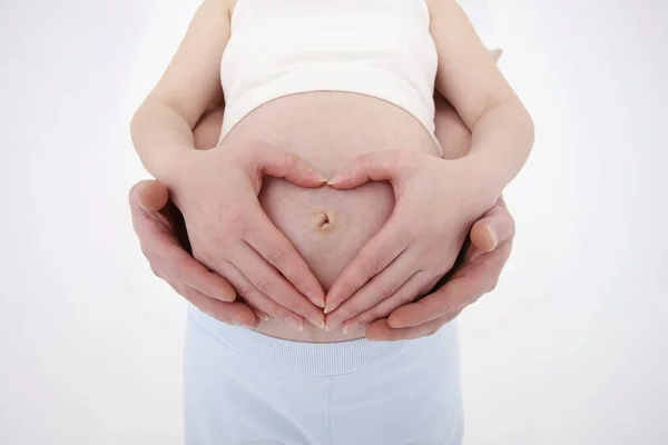 Gravid Kvinna Med Händer Som Bildar Hjärtform Över Naveln Man — Stockfoto